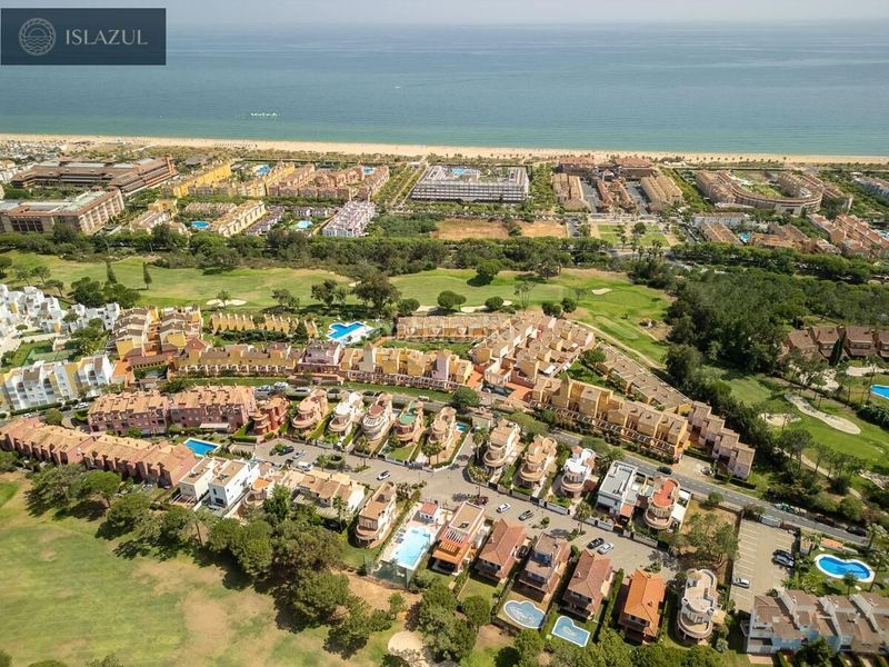 Foto 5b52b301-b34d-4fa6-9d17-a0cb62dce248. Xalet amb calefacció aparcament piscina a Islantilla golf Islantilla