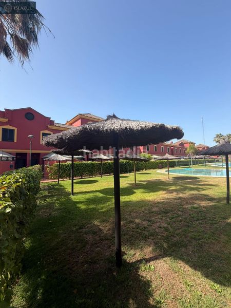 Foto 4019b1ed-bbf3-4786-98f3-4a692a6c1490. Casa adossada amb aparcament piscina a Islantilla golf Islantilla