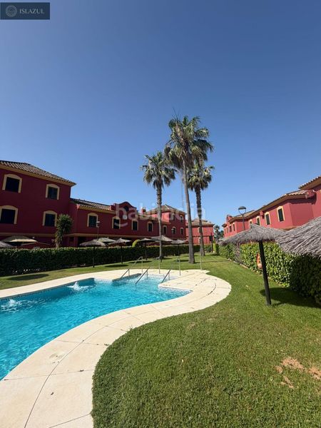 Foto ae9e48ca-87f3-493b-961d-935fb031653d. Casa adossada amb aparcament piscina a Islantilla golf Islantilla
