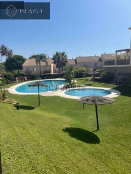 Foto f573b4a8-d56e-42c9-9953-2b456662c9e1. Casa adossada amb aparcament piscina a Islantilla golf Islantilla