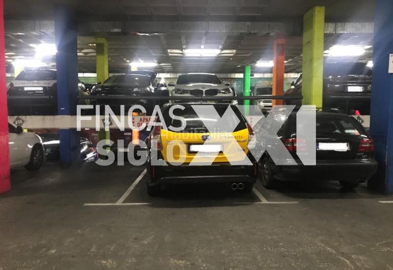 Foto c247f4ae-b7ac-4e24-9cf3-5d504c624d93. Parking coche en L´Antiga Esquerra de l´Eixample Barcelona