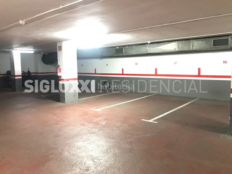 Foto b1659d3b-ce36-4ed7-8575-b73e27ed9e80. Aparcament cotxe a Dreta de l´Eixample Barcelona
