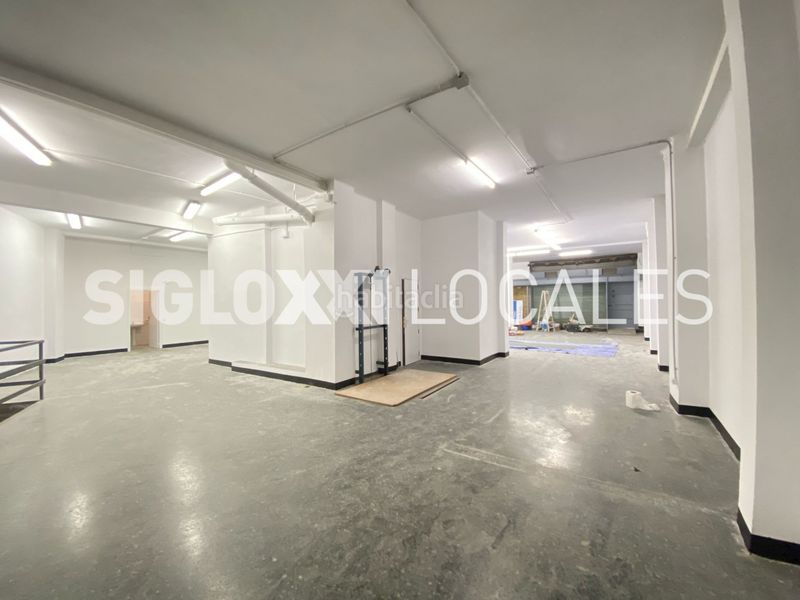 Foto a2e17818-8362-48ea-9179-c25c9abdc222. Local comercial a Sant Antoni Barcelona