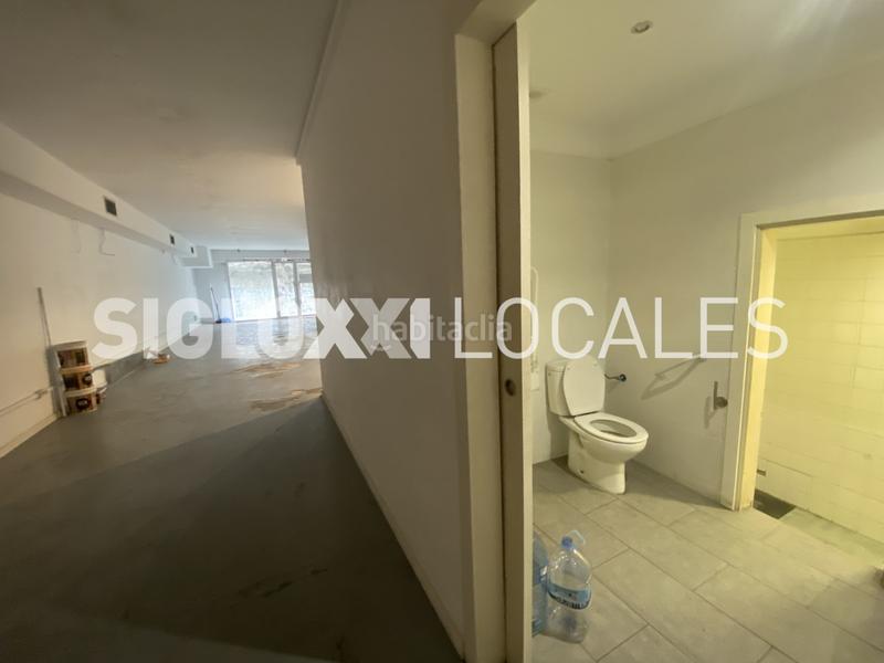 Foto cc59ecad-1c23-4c93-b96b-e49c77e0015c. Pas-de-porte local commercial dans Sants Barcelona