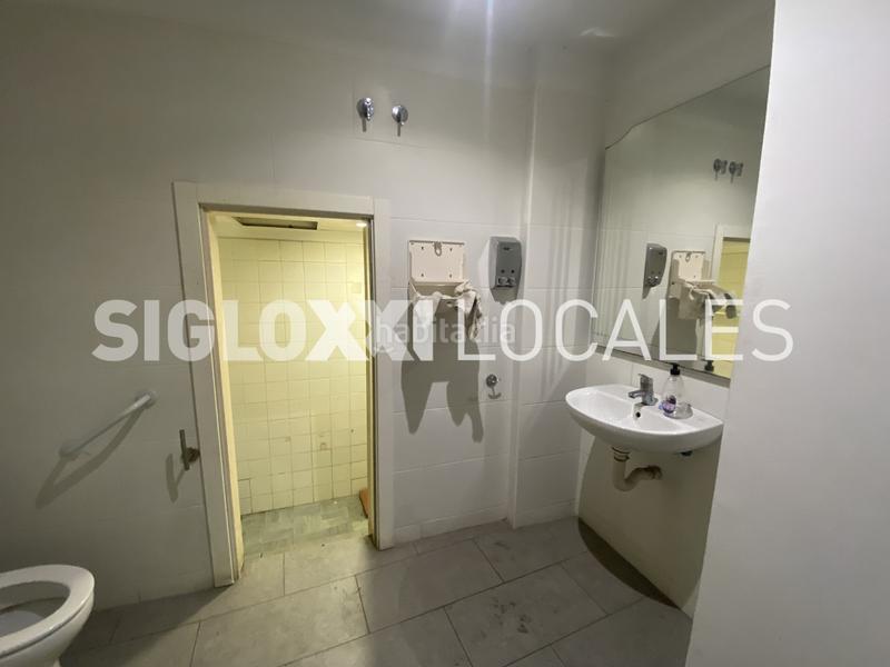 Foto f58c01bc-9e98-460e-9a38-66699f2fb34a. Pas-de-porte local commercial dans Sants Barcelona