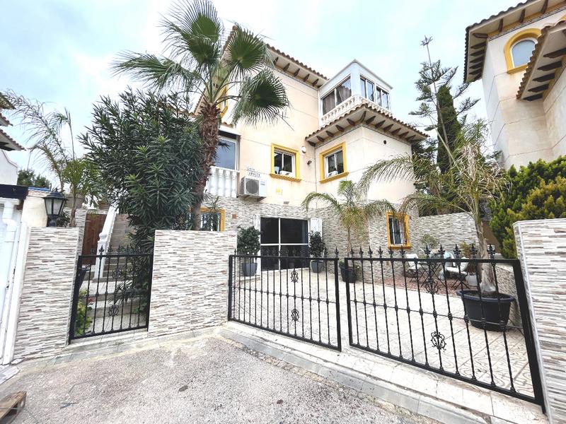 Foto 81cf272f-2550-4b52-b3df-6b69c5eedd34. Chalet avec parking piscine dans La Zenia Orihuela