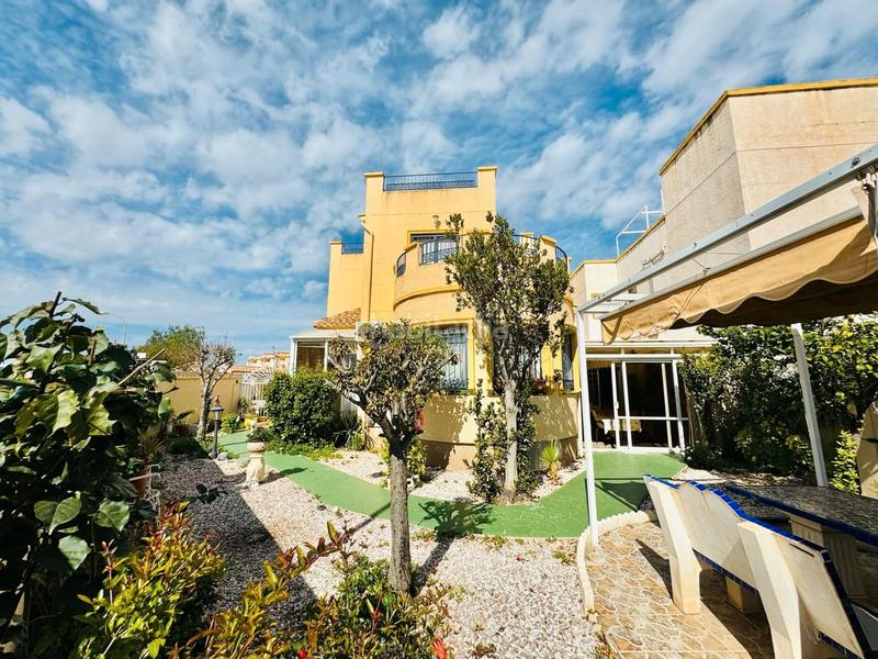 Foto 2cf669ed-9821-4cca-9dd0-e42448992257. Chalet with heating parking pool in Playa Flamenca Orihuela