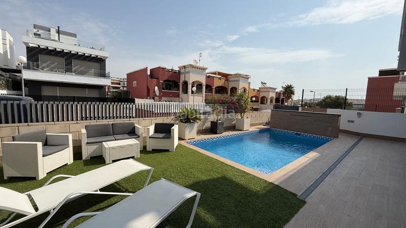 Foto ffedfc88-3491-4488-a064-25227172449b. Chalet avec parking piscine dans Los Almendros Orihuela