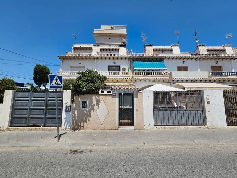 Foto 7eade523-5440-4d57-9aed-4c2668528f4a. Casa adossada amb xemeneia aparcament a nueva Torrevieja Torrevieja