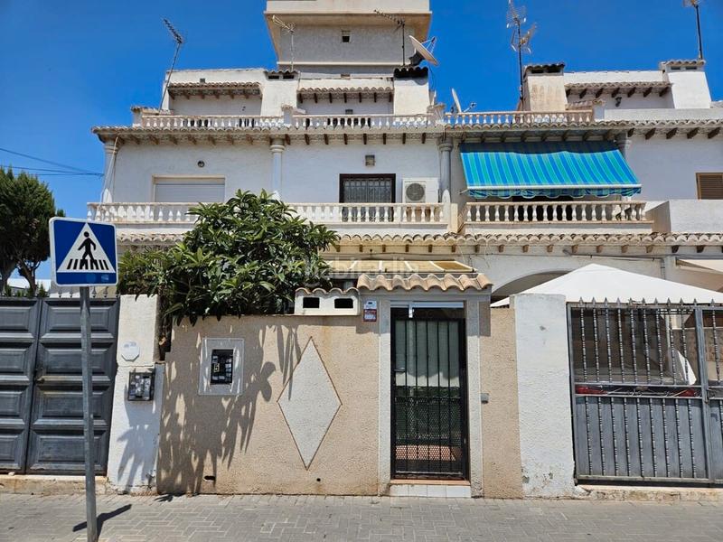 Foto a411205d-6cac-434f-af37-a9248c56e8b7. Casa adossada amb xemeneia aparcament a nueva Torrevieja Torrevieja
