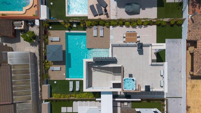 Foto a89068c0-a292-449e-b61a-f943940882bf. House with parking pool in Zona Carrefour - Urbanizaciones Torrevieja