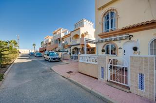 Semi detached house in Calle Pluton