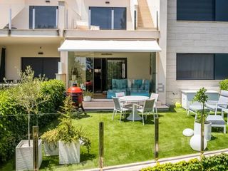 Casa en El Pinar de Campoverde. Este elegante apartamento en planta baja ofrece una combinacioac