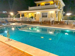 Chalet à Los Balcones-Los Altos. Descubra su hogar de ensuentildeo en una ubicacioacuten tranquil