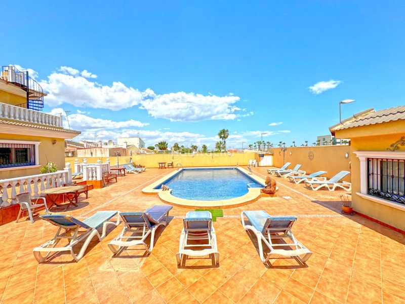 Foto 0f94696c-70d6-4df6-b115-65d8f2feee4a. Chalet avec parking piscine dans Los Balcones-Los Altos Torrevieja