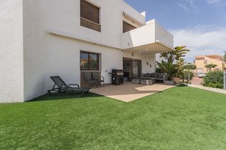 Planta baixa a La Zenia. Presentamos este atractivo apartamento en planta baja, ubicado e