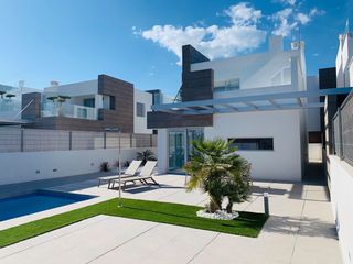 Xalet a El Raso. Magniacutefica y espaciosa casa unifamiliar de dos plantas en un