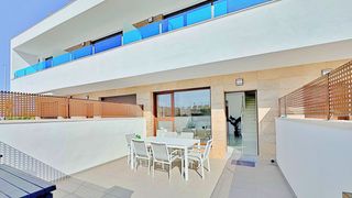 Casa adossada a Los Balcones-Los Altos. Este adosado duacuteplex de tres dormitorios y tres bantildeos s
