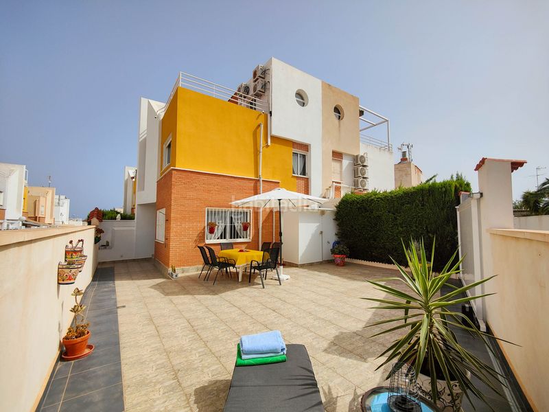 Foto d4668a56-0c8d-46c1-9d48-4b7b32cda19c. Casa adossada amb aparcament piscina a Los Balcones y los Altos Orihuela