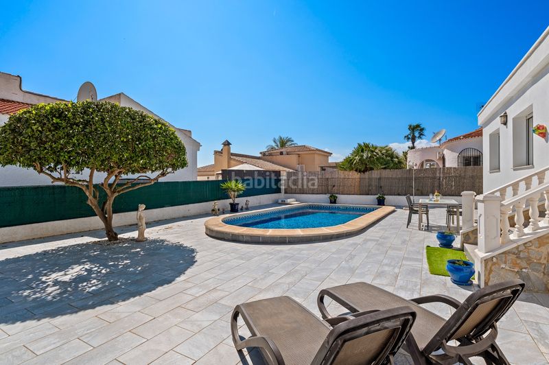 Foto bed9e6f1-9d29-48ec-a68c-9d627deb05c3. Xalet amb piscina a Rojales