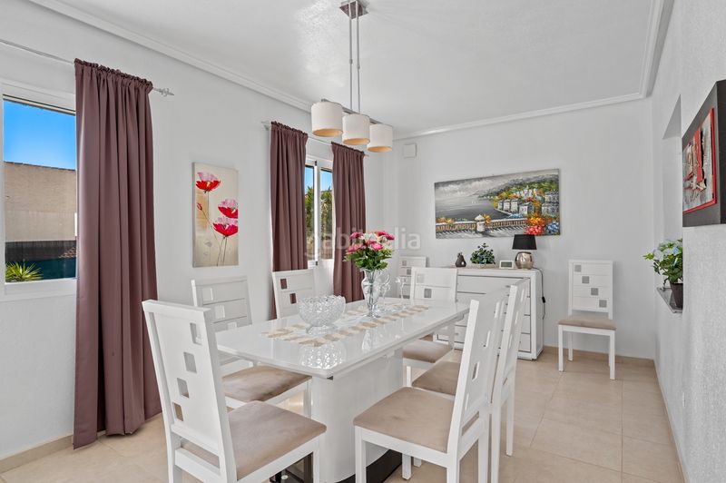 Foto c70ee794-5d57-4114-bce0-e7ab35a56d26. Xalet amb piscina a Rojales