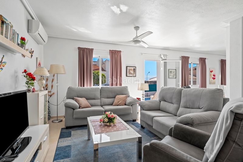 Foto f1fdc67f-352e-4f58-960b-53f800b9c9f1. Xalet amb piscina a Rojales