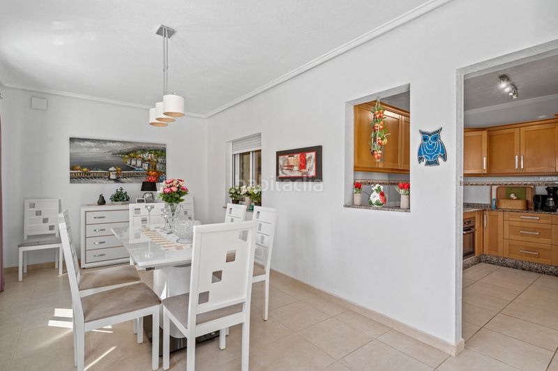 Foto f66fe56c-56cf-4585-b068-c56c25368f1a. Xalet amb piscina a Rojales