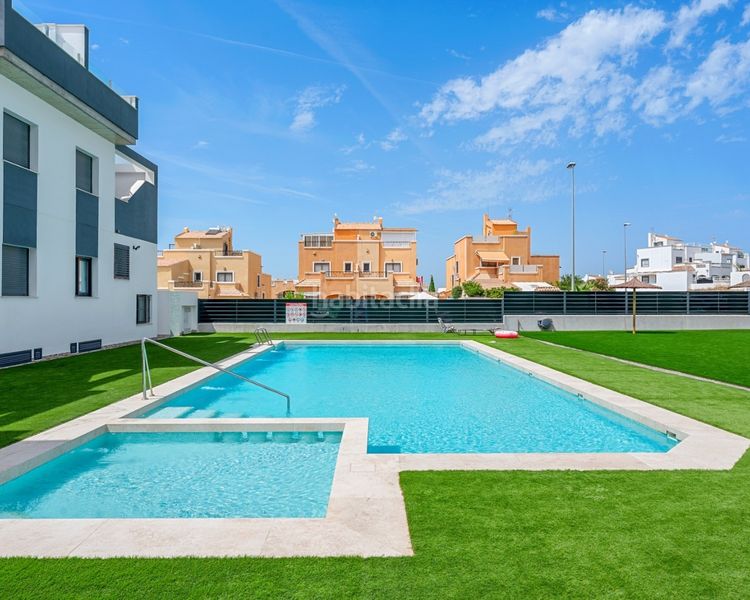 Foto 56dee15a-8295-49b2-9d2e-8d6086e5e100. Apartament amb aparcament piscina a La Florida Orihuela