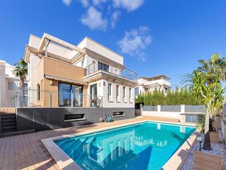 Chalet à La Zenia. Villa de lujo en la zenia, orihuela costa.esta villa estaacute s