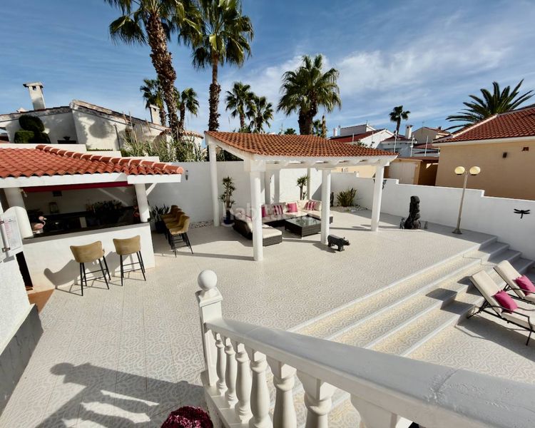 Foto dce5fb2f-3cd3-40e7-b60d-c39d68e8ad47. Xalet amb piscina a Rojales