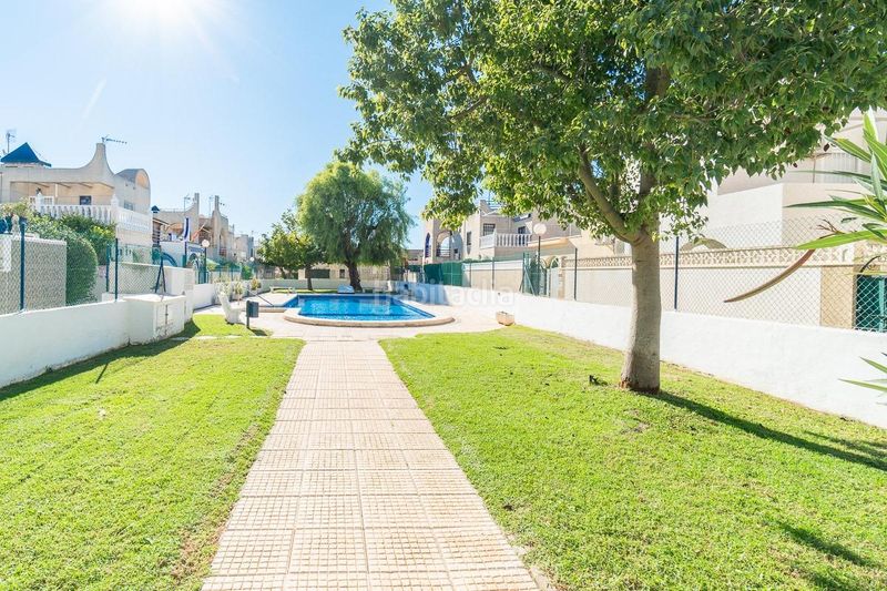 Foto b82f96d2-cf22-4692-857e-5f13ddb453a6. Casa aparellada amb piscina a Parque Acuático - Sector 25 Torrevieja
