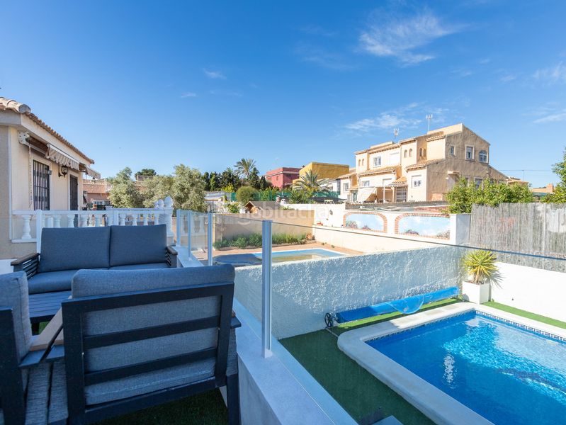 Foto 851cdf75-d921-49cc-87fd-9c5896f81d8a. Chalet avec parking piscine dans Los Balcones-Los Altos Torrevieja