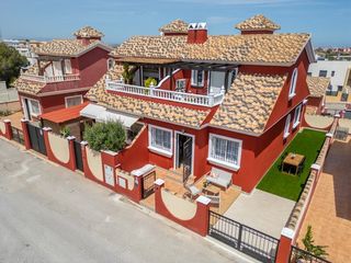 Casa pareada en Los Almendros. ...