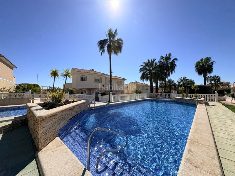 Foto a6de2484-0336-41c5-b41e-097dbac79d94. Casa adossada amb piscina a Rojales