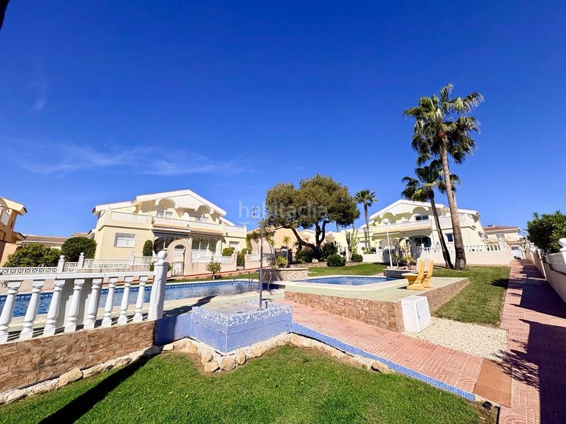 Foto c4814dd6-b2e0-4a13-b3e6-c4105462ffc3. Casa adossada amb piscina a Rojales
