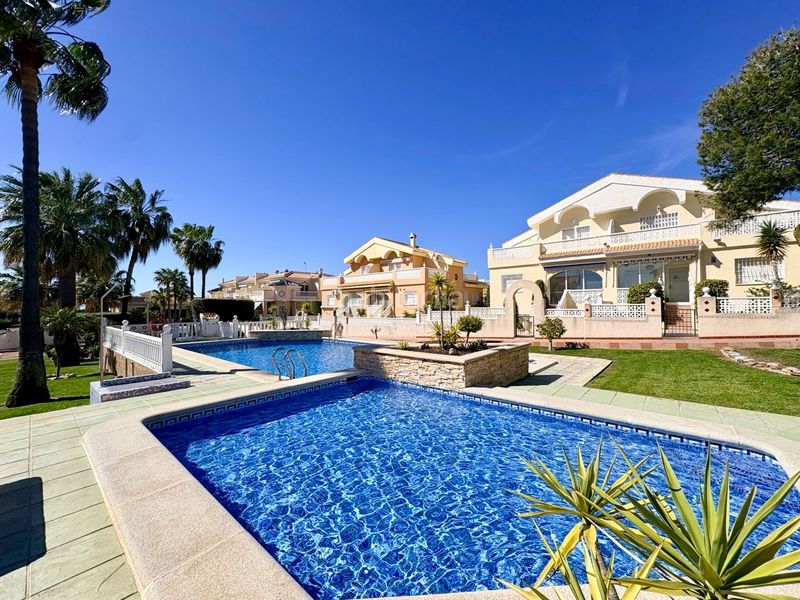 Foto d1058605-9ed5-459d-a07f-b03dee49b33d. Casa adossada amb piscina a Rojales