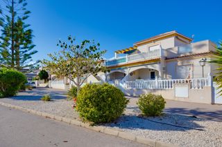 Casa pareada en Lomas de Cabo Roig - Los Dolses. Descubre esta encantadora casa adosada en esquina ubicada en la
