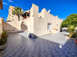 Casa aparellada a Nueva Torrevieja. Si estaacute buscando una vivienda con encanto, comodidad y espa