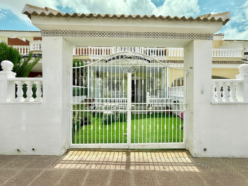 Foto c27c257d-636c-4c8e-a3a6-d3aef0ccc1d8. Casa adossada amb piscina a Benijófar