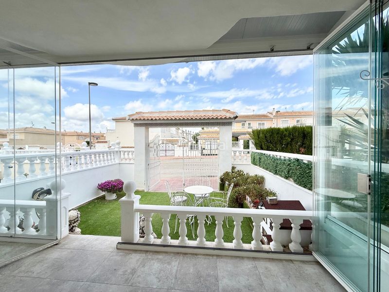 Foto ee9af2d5-226a-4540-a7a7-ed87d1cfd328. Casa adossada amb piscina a Benijófar