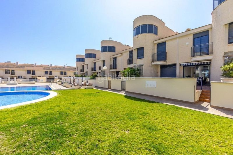 Foto 61b6e6fc-cad8-4d43-a3ae-be188fefdcc2. Casa adossada amb piscina a Aguamarina Orihuela