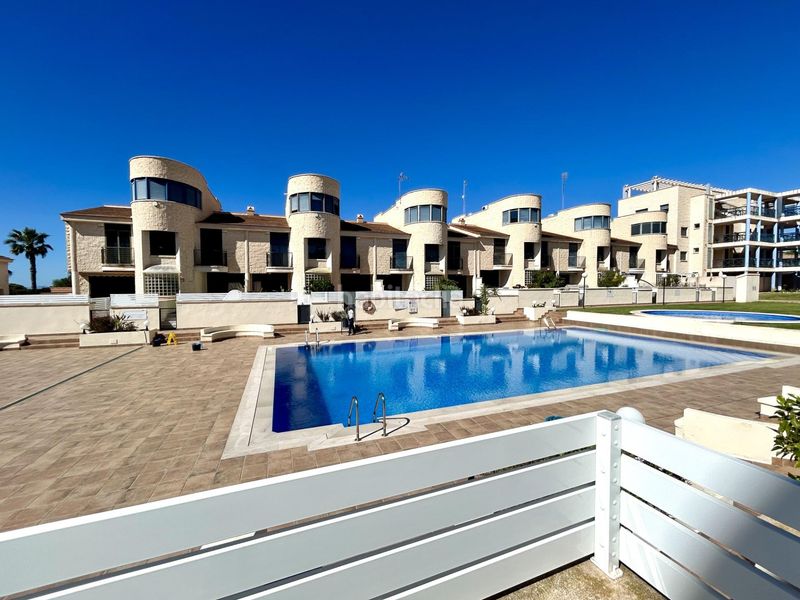 Foto f38f43bc-0f78-4474-b4ac-c953c9e3ee4e. Casa adossada amb piscina a Aguamarina Orihuela