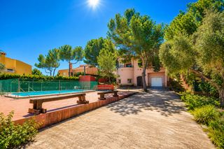 Chalet in San Miguel de Salinas. Descubre esta exclusiva villa mediterraacutenea ubicada en la pr