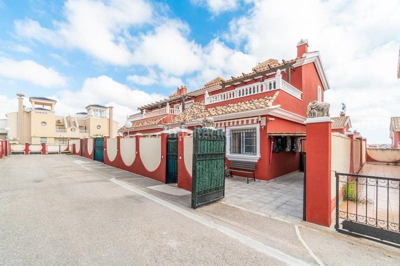 Foto 7846bd24-74a4-41f6-b937-fa8b74be4470. Casa adossada amb piscina a Los Almendros Orihuela