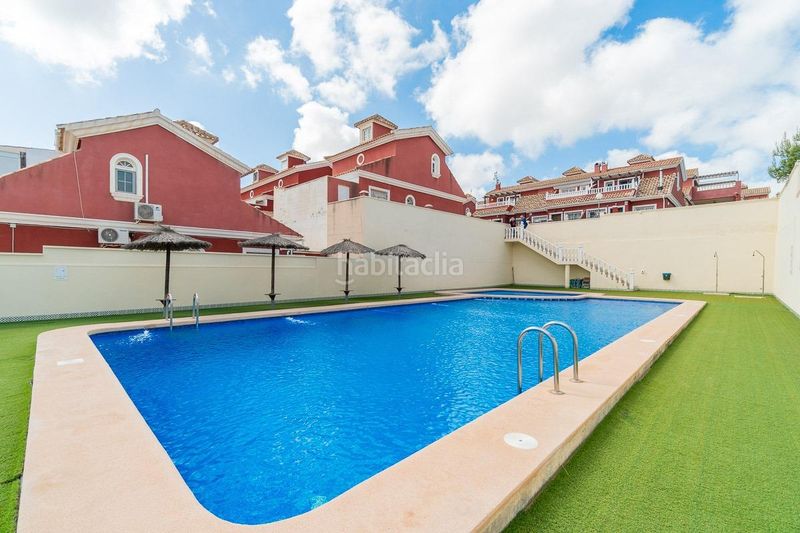 Foto b52e950e-1a22-4736-ba84-4d875ee42d39. Casa adossada amb piscina a Los Almendros Orihuela