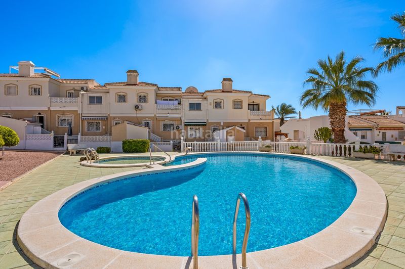 Foto ac95c129-e0d5-4b7d-b12a-33c76a5dfd47. Casa aparellada amb piscina a Benijófar