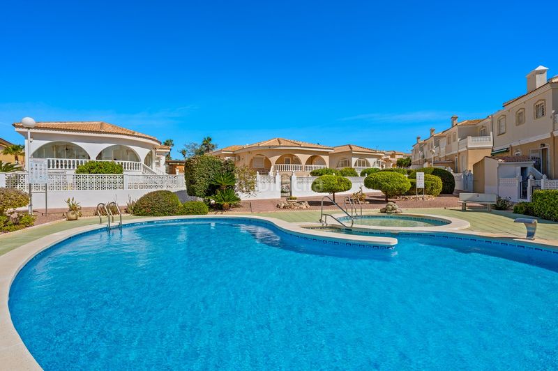 Foto cae37807-0dd1-4df7-bd70-9eed007c117f. Casa aparellada amb piscina a Benijófar