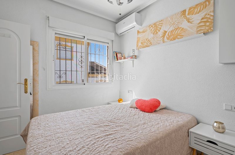 Foto fe9bb791-9e96-42b3-9d75-b6c72ddbc606. Casa aparellada amb piscina a Benijófar