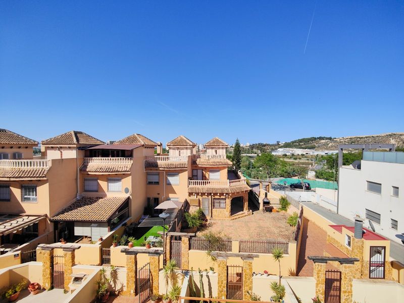 Foto ebcfb775-69f7-4cec-a01f-db9157d0960c. Reihenhaus mit parking pool in El Edén Guardamar del Segura