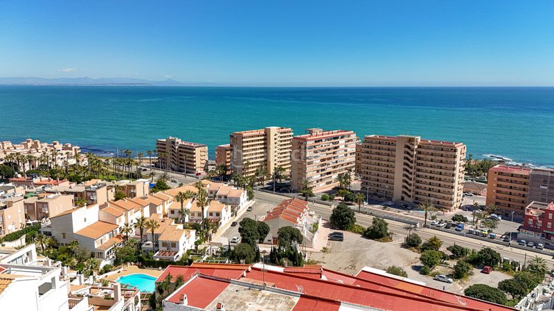 Foto d5f24592-5ccd-4862-a2e5-afb30bb7fa23. Casa adossada a Cabo Cervera Torrevieja